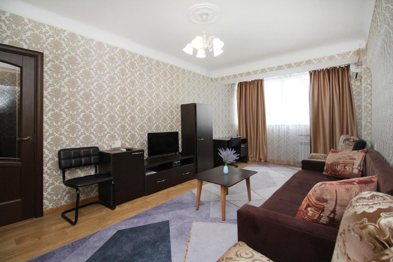 Spacious Central Apartment 阿拉木图 外观 照片