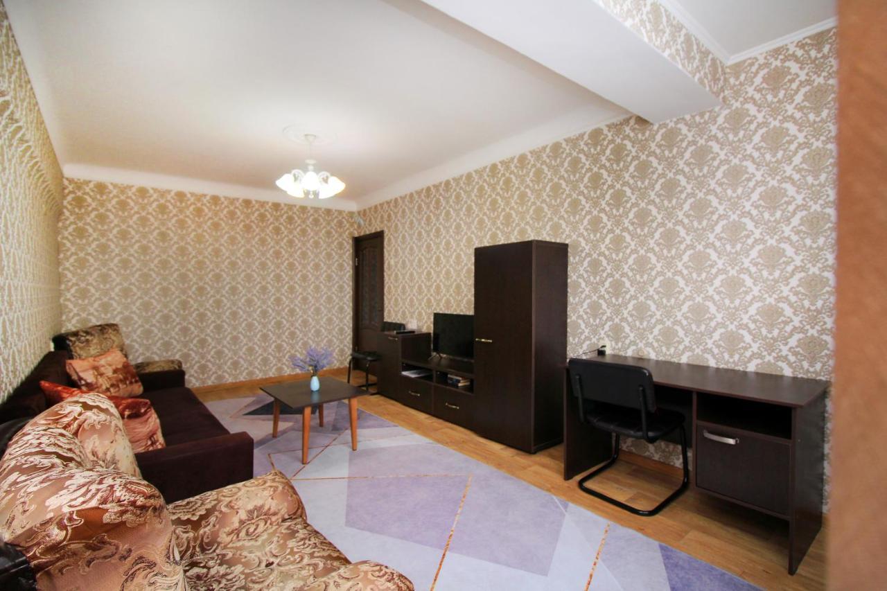 Spacious Central Apartment 阿拉木图 外观 照片